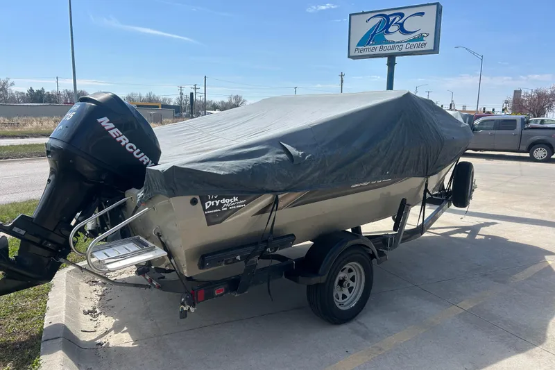 Slide: The Image of 2006 Lowe Fish & Ski 175 boat with cover, parked at Premier Boating Center. - 9