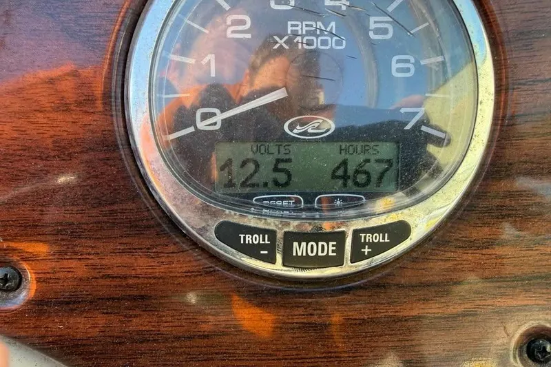 Slide: The Image of Dashboard of 2005 Sea Ray 220 Sundeck showing 12.5 volts and 467 hours. - 11