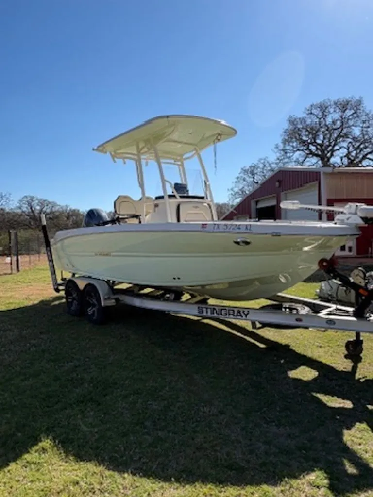 Slide: The Image of Stingray 210 CC 2022 - 1