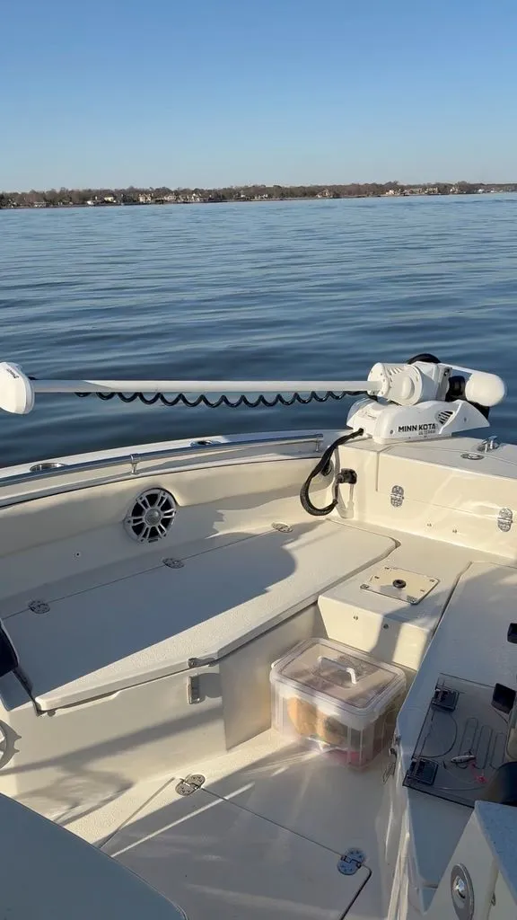 Slide: The Image of Stingray 210 CC 2022 - 10