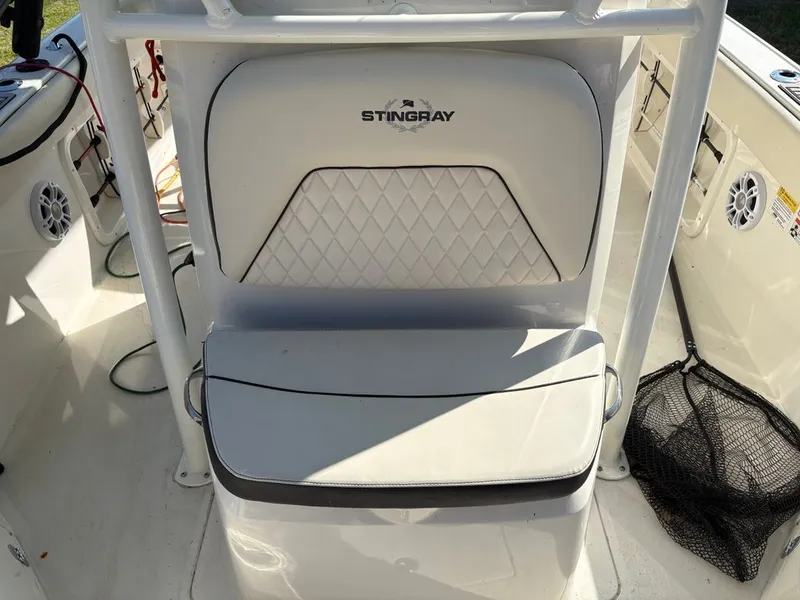 Slide: The Image of Stingray 210 CC 2022 - 12
