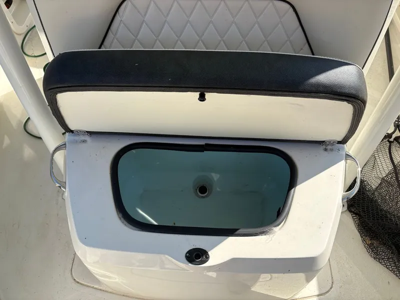 Slide: The Image of Stingray 210 CC 2022 - 13