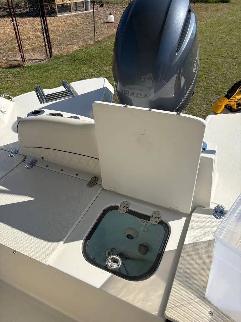 Slide: The Image of Stingray 210 CC 2022 - 14