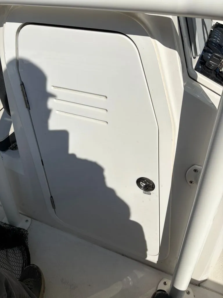 Slide: The Image of Stingray 210 CC 2022 - 16