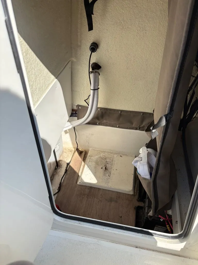 Slide: The Image of Stingray 210 CC 2022 - 17