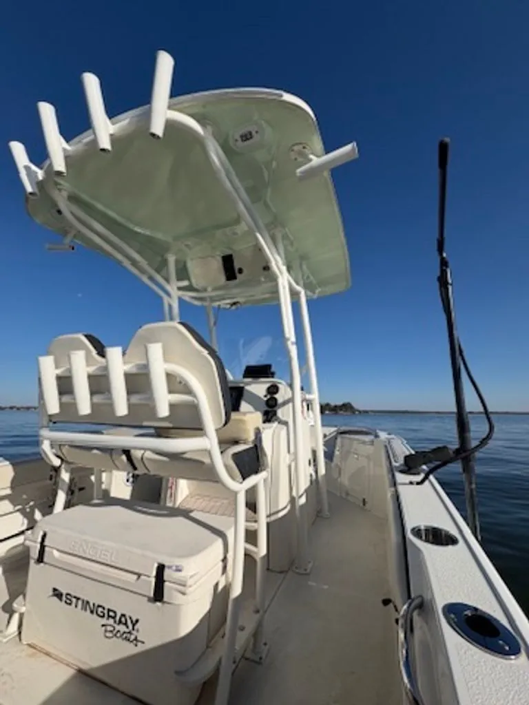 Slide: The Image of Stingray 210 CC 2022 - 4