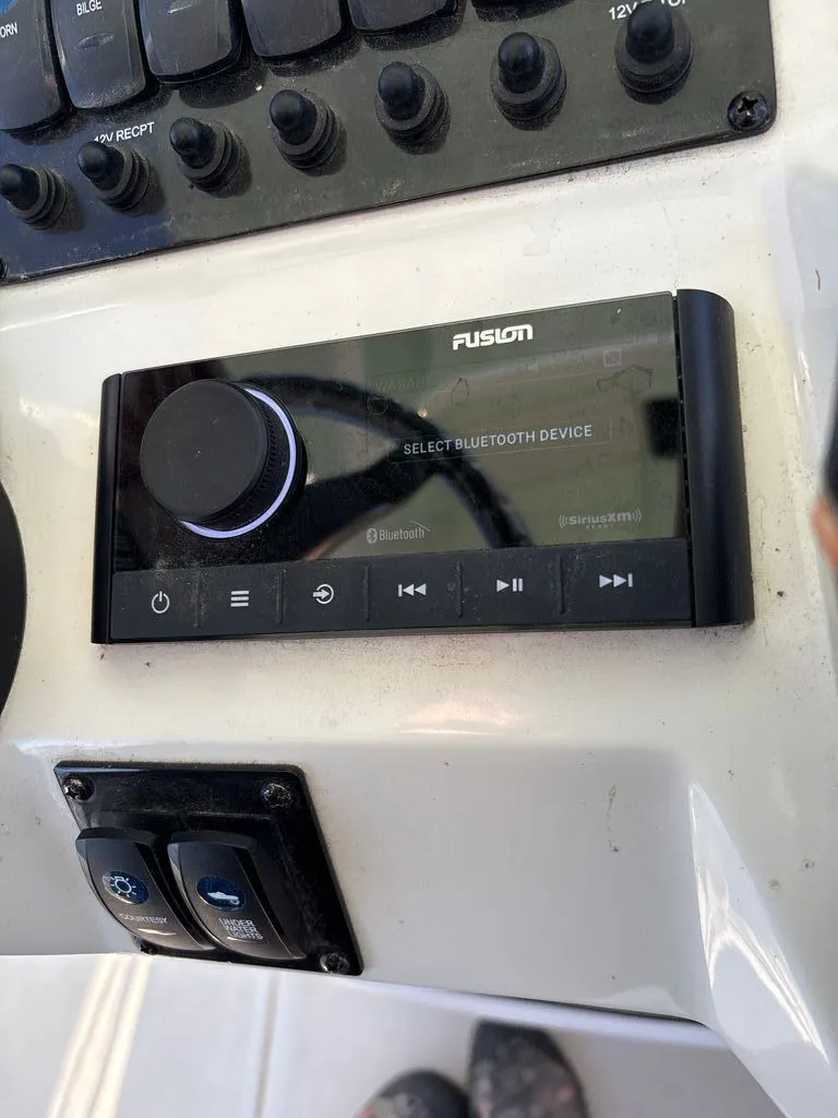 Slide: The Image of Stingray 210 CC 2022 - 6