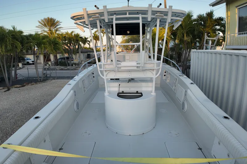 Slide: The Image of 2003 Pro Sports 2860 SC ProKat boat with spacious deck and central console. - 4