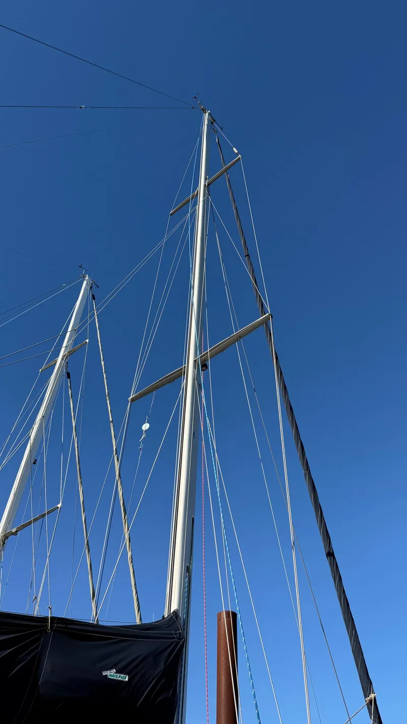 Slide: The Image of Mast of a 2004 Catalina 470 sailboat against a clear blue sky. - 29