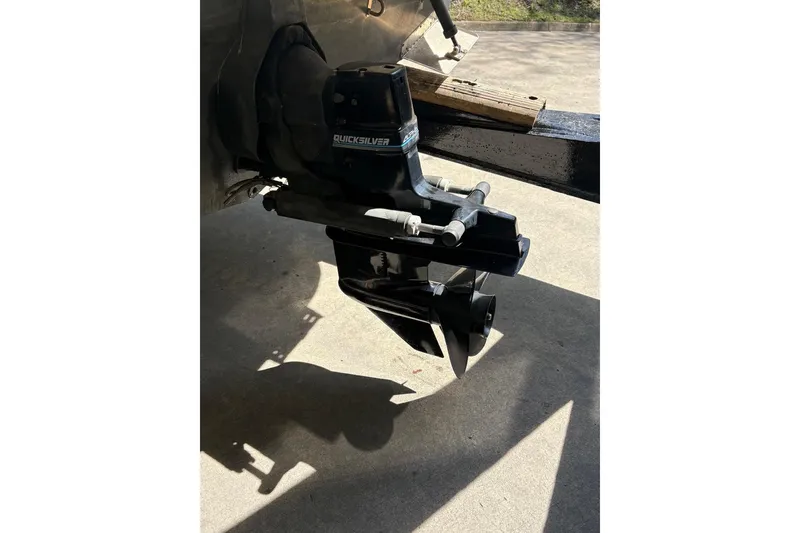 Slide: The Image of Outboard motor of a 2001 Bayliner 2655 Ciera boat on a trailer. - 18