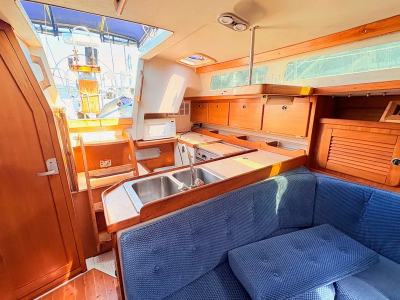 Slide: The Image of Interior of a 2001 Catalina 36 Mark II yacht. - 26