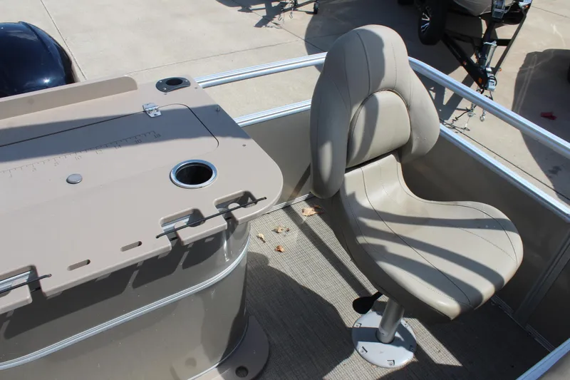 Slide: The Image of SunChaser Geneva Fish 20 4.0 boat seat and console, 2020 model, featuring cup holders. - 23