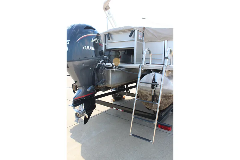 Slide: The Image of Rear view of 2020 SunChaser Geneva Fish 20 4.0 pontoon boat with Yamaha motor. - 28