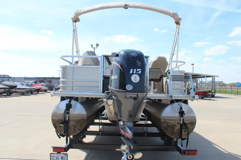 Slide: The Image of 2020 SunChaser Geneva Fish 20 4.0 pontoon boat with Yamaha 115 engine at a marina. - 7