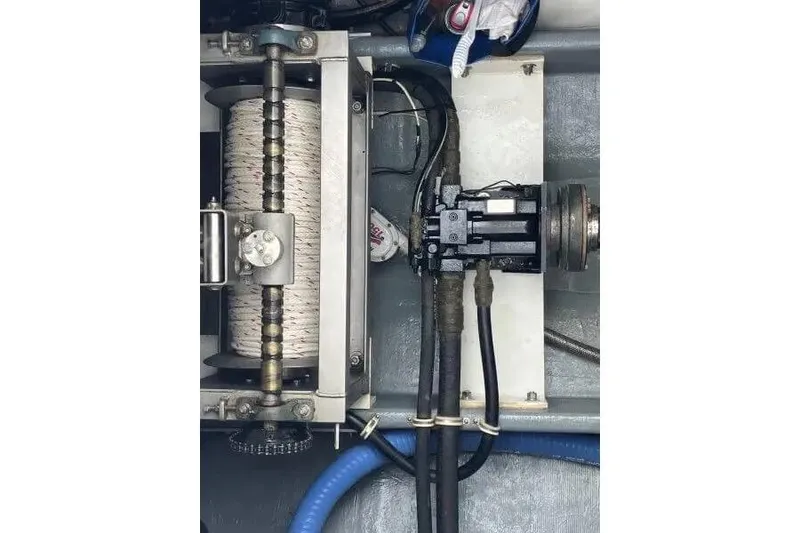 Slide: The Image of Winch mechanism of a 1996 Premium 28 Parasail boat, featuring ropes and hydraulic components. - 10