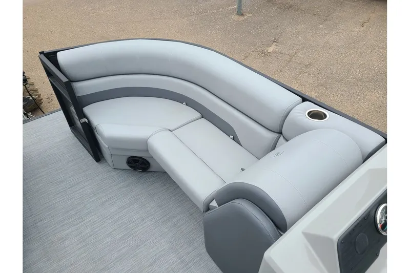 Slide: The Image of Flagship Endurance 22CU With A 115HP Suzuki Motor 2024 - 16