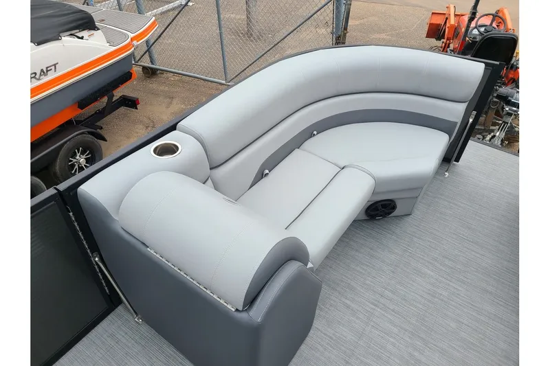 Slide: The Image of Flagship Endurance 22CU With A 115HP Suzuki Motor 2024 - 17