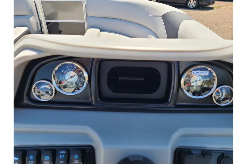 Slide: The Image of Trifecta 20RF LE With A 60HP Suzuki Motor 2024 - 13