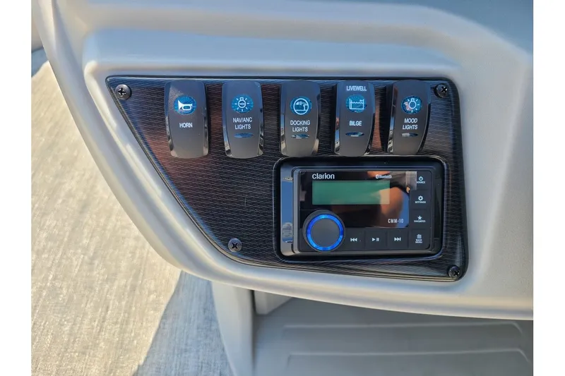 Slide: The Image of Trifecta 20RF LE With A 60HP Suzuki Motor 2024 - 14