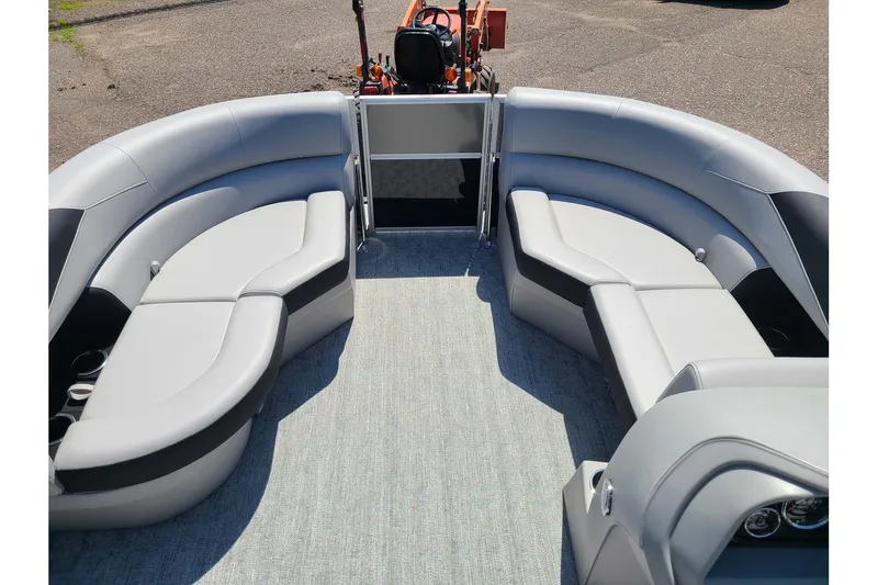 Slide: The Image of Trifecta 20RF LE With A 60HP Suzuki Motor 2024 - 16