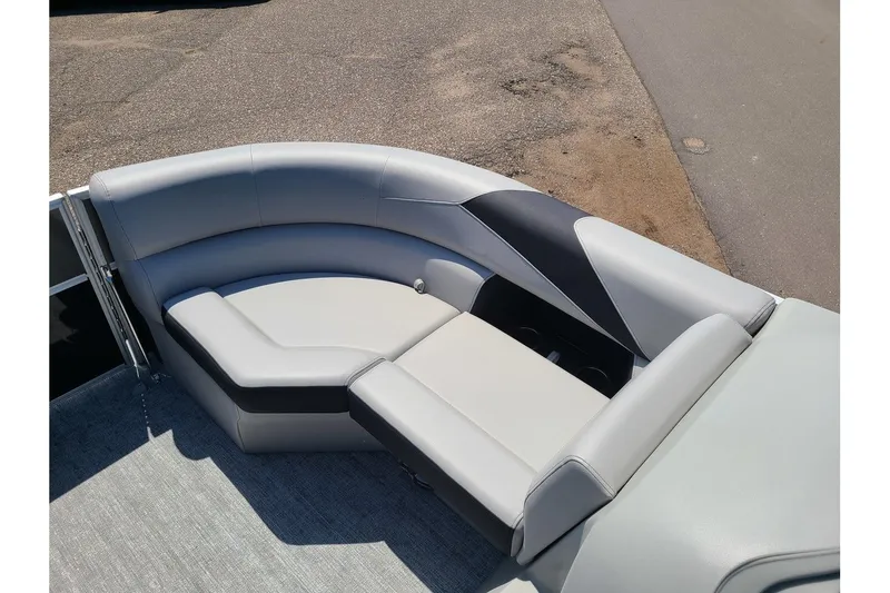 Slide: The Image of Trifecta 20RF LE With A 60HP Suzuki Motor 2024 - 18