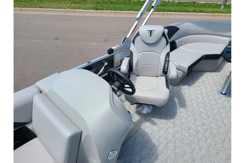 Slide: The Image of Trifecta 20RF LE With A 60HP Suzuki Motor 2024 - 5