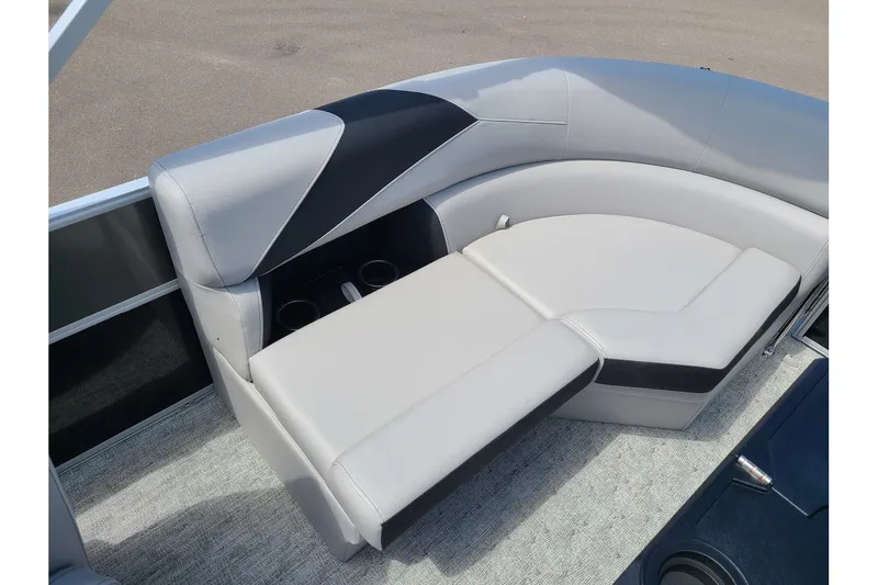 Slide: The Image of Trifecta 20RF LE With A 60HP Suzuki Motor 2024 - 8