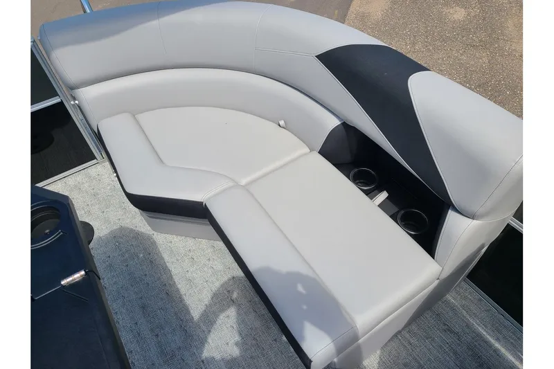 Slide: The Image of Trifecta 20RF LE With A 60HP Suzuki Motor 2024 - 9