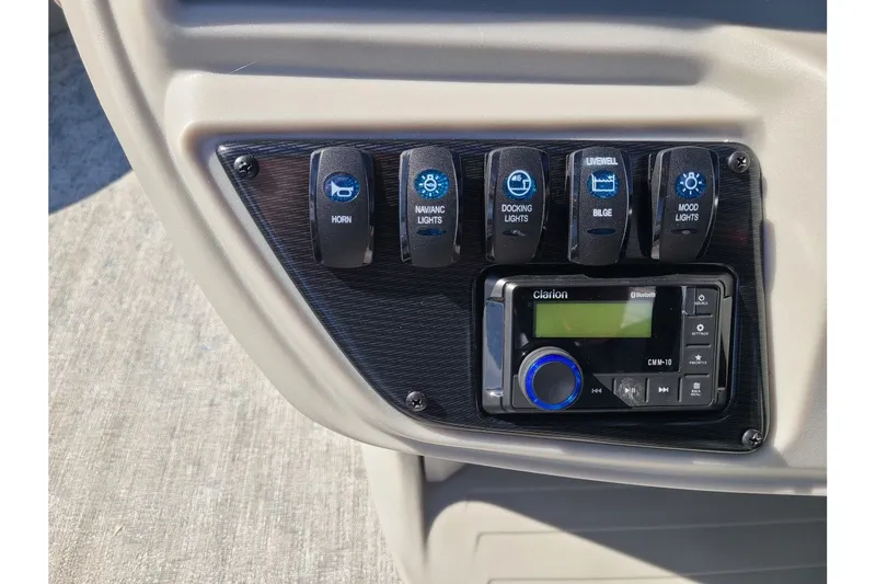 Slide: The Image of Trifecta LE Series 20C2 With A 60HP Suzuki Motor 2024 - 15