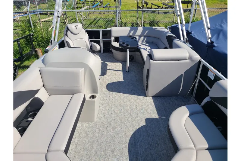 Slide: The Image of Trifecta LE Series 20C2 With A 60HP Suzuki Motor 2024 - 4