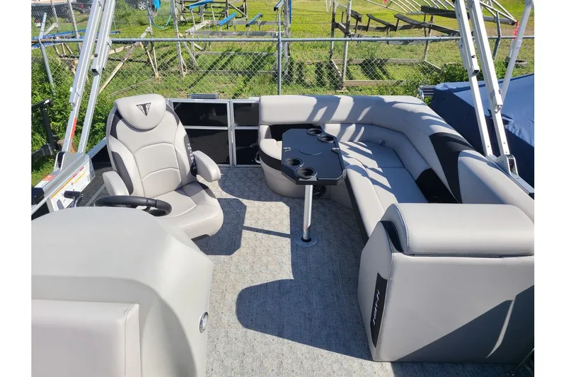 Slide: The Image of Trifecta LE Series 20C2 With A 60HP Suzuki Motor 2024 - 5