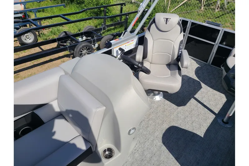 Slide: The Image of Trifecta LE Series 20C2 With A 60HP Suzuki Motor 2024 - 6