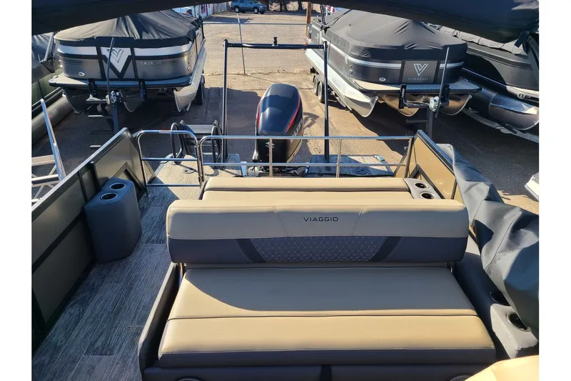 Slide: The Image of Viaggio Lago Z 24S Tritoon With A 250HP Suzuki Motor 2024 - 10