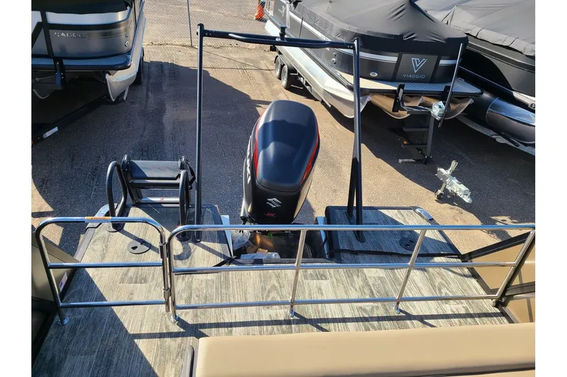 Slide: The Image of Viaggio Lago Z 24S Tritoon With A 250HP Suzuki Motor 2024 - 11