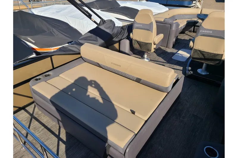 Slide: The Image of Viaggio Lago Z 24S Tritoon With A 250HP Suzuki Motor 2024 - 12