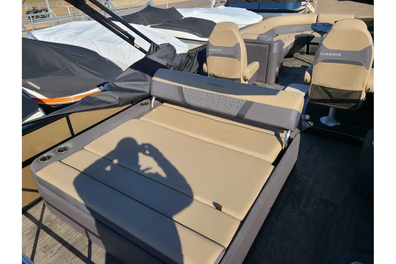 Slide: The Image of Viaggio Lago Z 24S Tritoon With A 250HP Suzuki Motor 2024 - 13