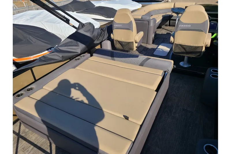 Slide: The Image of Viaggio Lago Z 24S Tritoon With A 250HP Suzuki Motor 2024 - 14