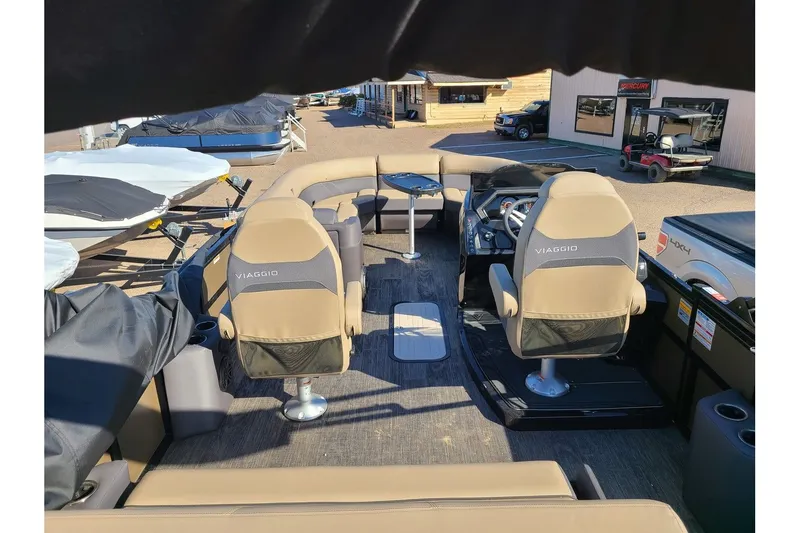 Slide: The Image of Viaggio Lago Z 24S Tritoon With A 250HP Suzuki Motor 2024 - 15