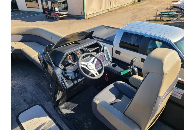 Slide: The Image of Viaggio Lago Z 24S Tritoon With A 250HP Suzuki Motor 2024 - 16