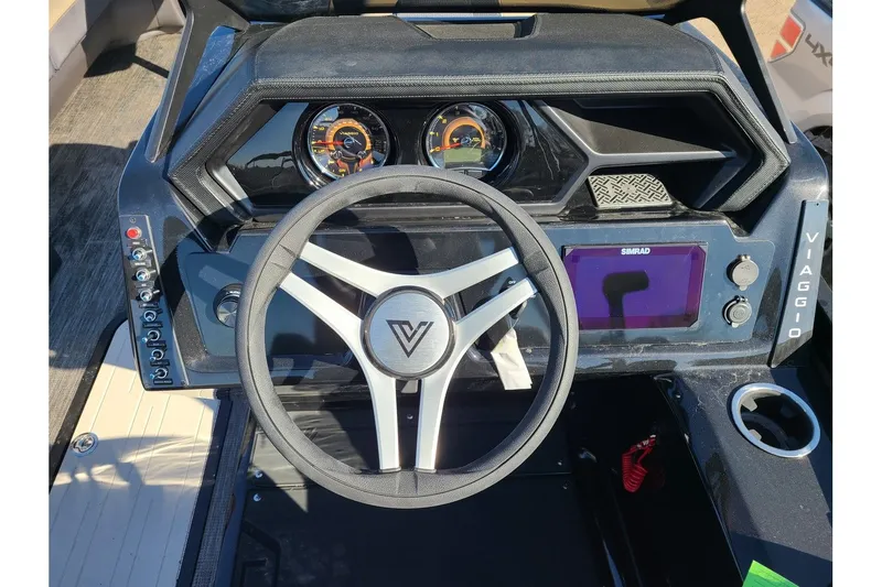 Slide: The Image of Viaggio Lago Z 24S Tritoon With A 250HP Suzuki Motor 2024 - 17