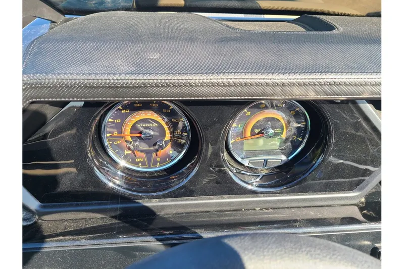 Slide: The Image of Viaggio Lago Z 24S Tritoon With A 250HP Suzuki Motor 2024 - 18