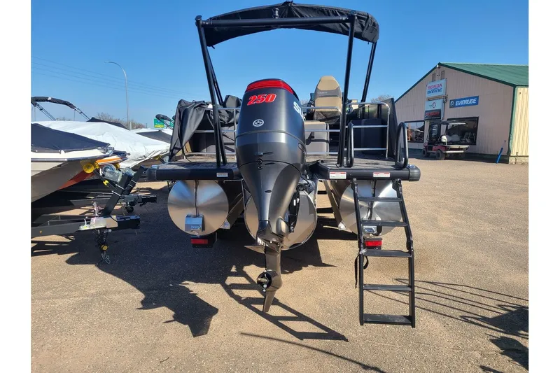 Slide: The Image of Viaggio Lago Z 24S Tritoon With A 250HP Suzuki Motor 2024 - 2