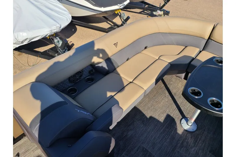 Slide: The Image of Viaggio Lago Z 24S Tritoon With A 250HP Suzuki Motor 2024 - 21