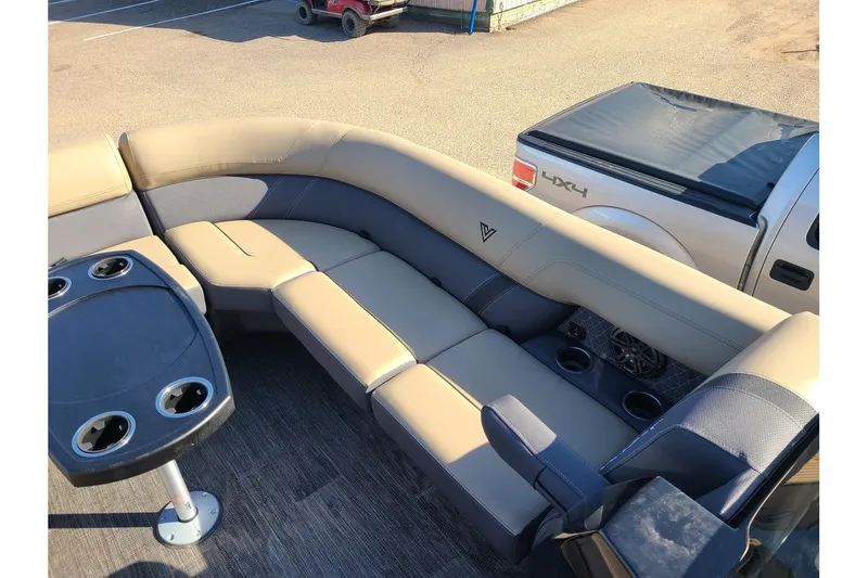 Slide: The Image of Viaggio Lago Z 24S Tritoon With A 250HP Suzuki Motor 2024 - 22