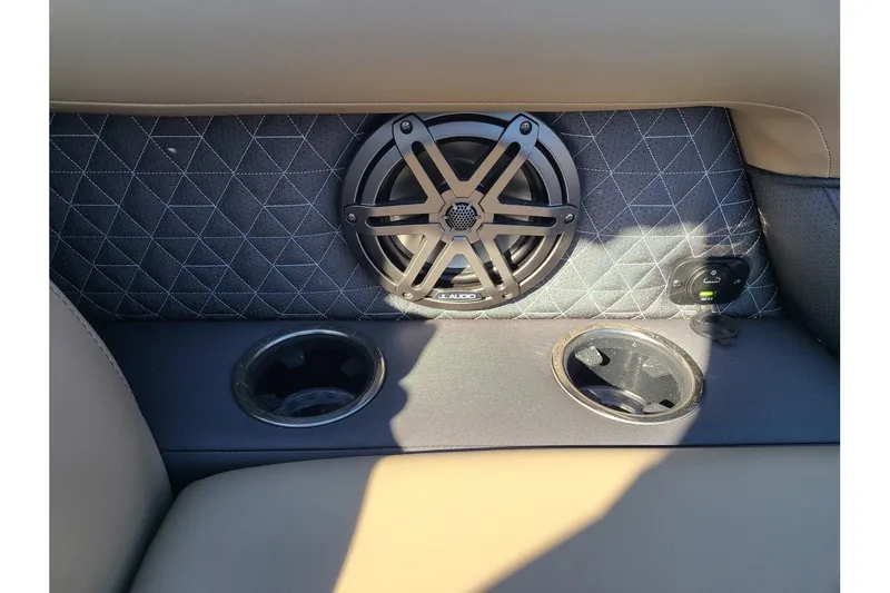 Slide: The Image of Viaggio Lago Z 24S Tritoon With A 250HP Suzuki Motor 2024 - 23