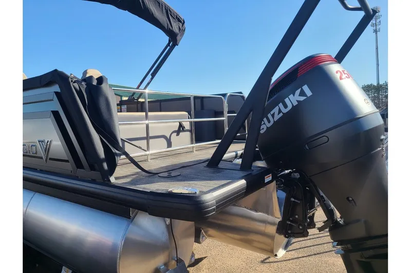 Slide: The Image of Viaggio Lago Z 24S Tritoon With A 250HP Suzuki Motor 2024 - 4