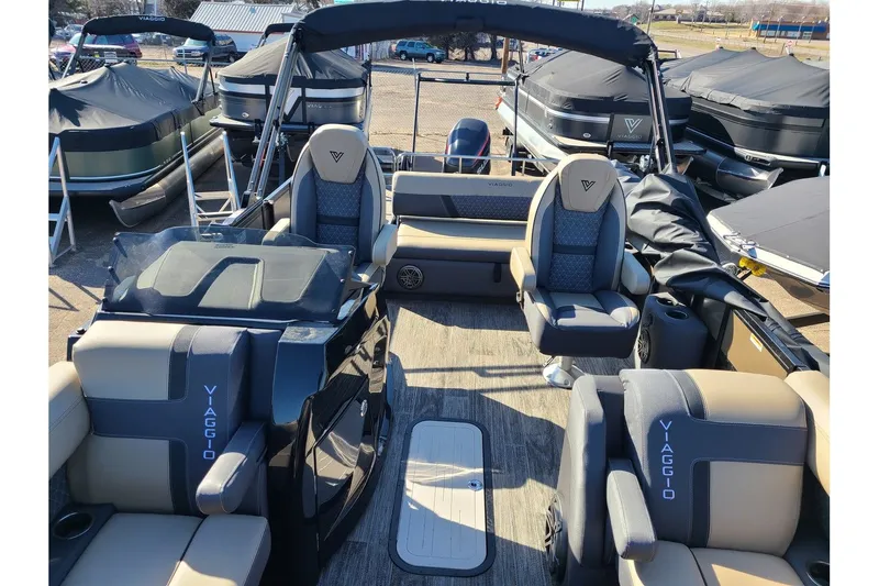 Slide: The Image of Viaggio Lago Z 24S Tritoon With A 250HP Suzuki Motor 2024 - 6