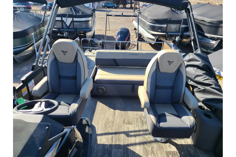 Slide: The Image of Viaggio Lago Z 24S Tritoon With A 250HP Suzuki Motor 2024 - 7