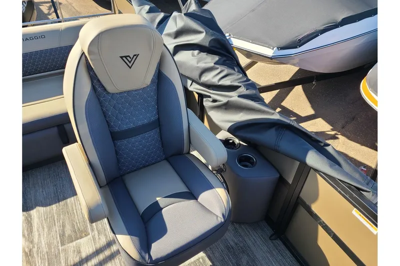 Slide: The Image of Viaggio Lago Z 24S Tritoon With A 250HP Suzuki Motor 2024 - 8