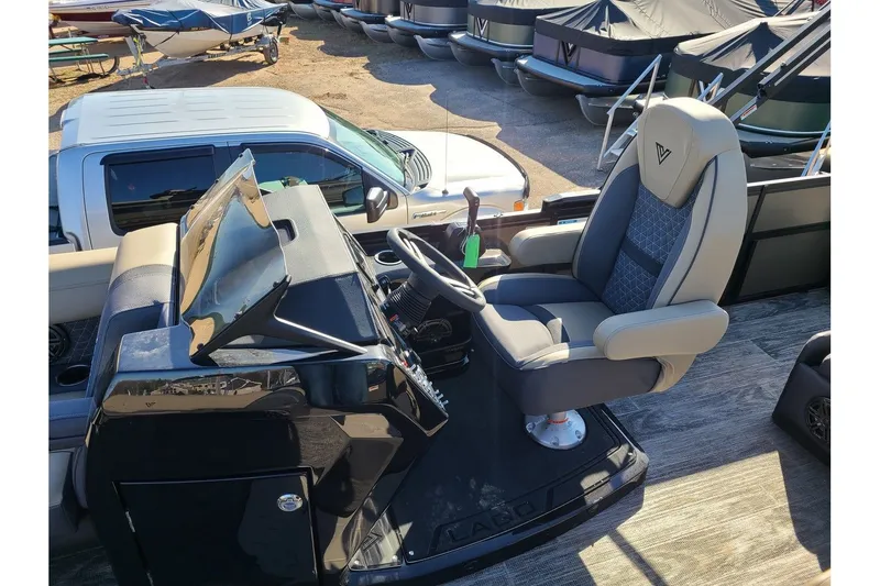 Slide: The Image of Viaggio Lago Z 24S Tritoon With A 250HP Suzuki Motor 2024 - 9